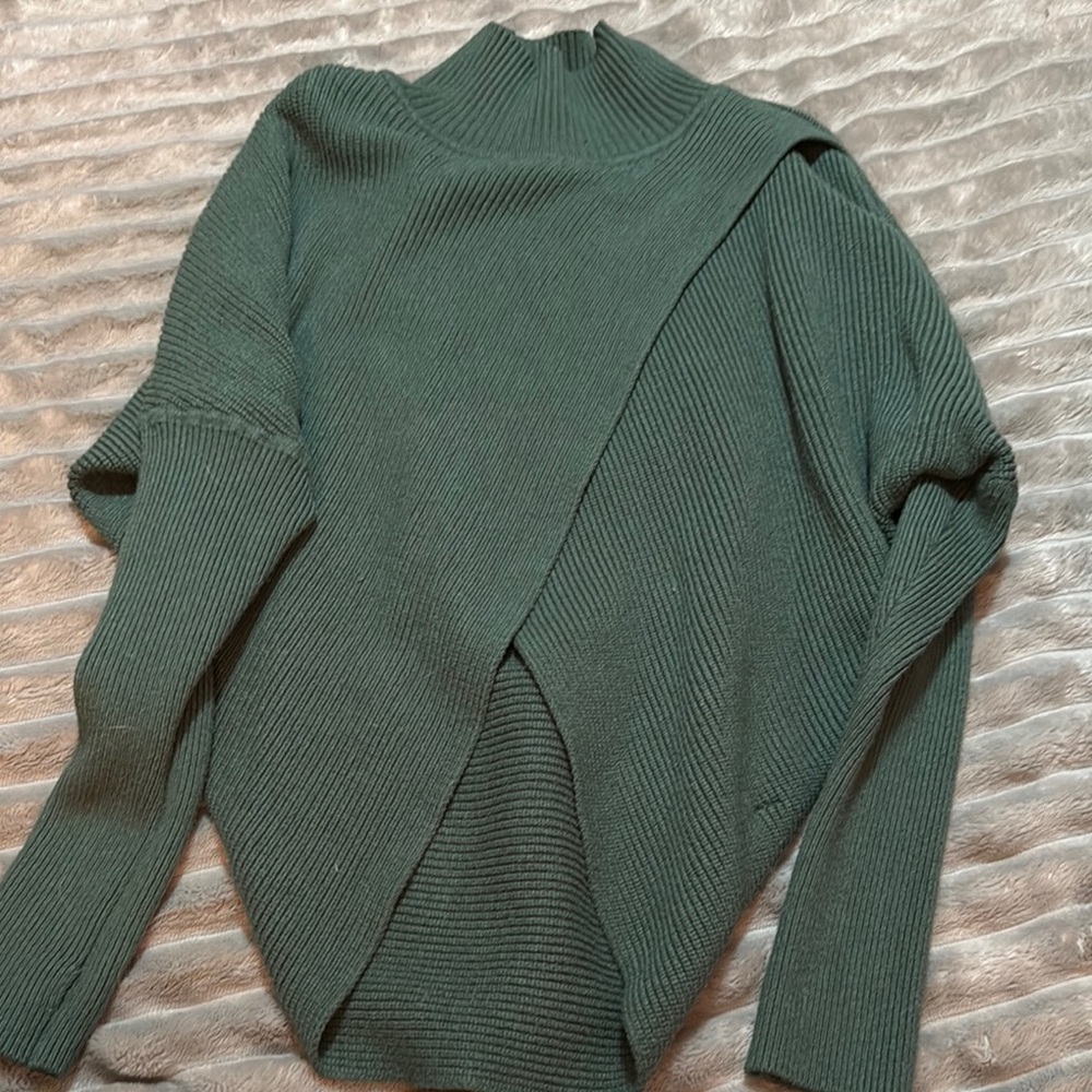 Elegant Green Women's Sweater